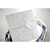 blanco en relieve elegante subió tres veces invitación de la boda (juego de 50)