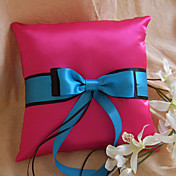 fuchsia Ring Kissen mit blauen Schärpe und Bogen