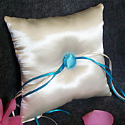 raso blanco con cojín azul