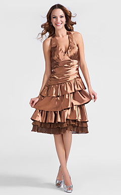 uma linha de halter na altura do joelho vestido de cocktail de cetim stretch